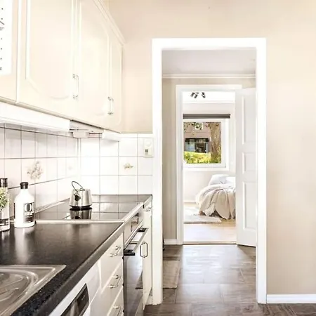 Apartment Lovely With Free Parking In Shared *