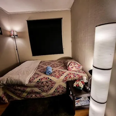 Lovely With Free Parking In Shared Apartment *